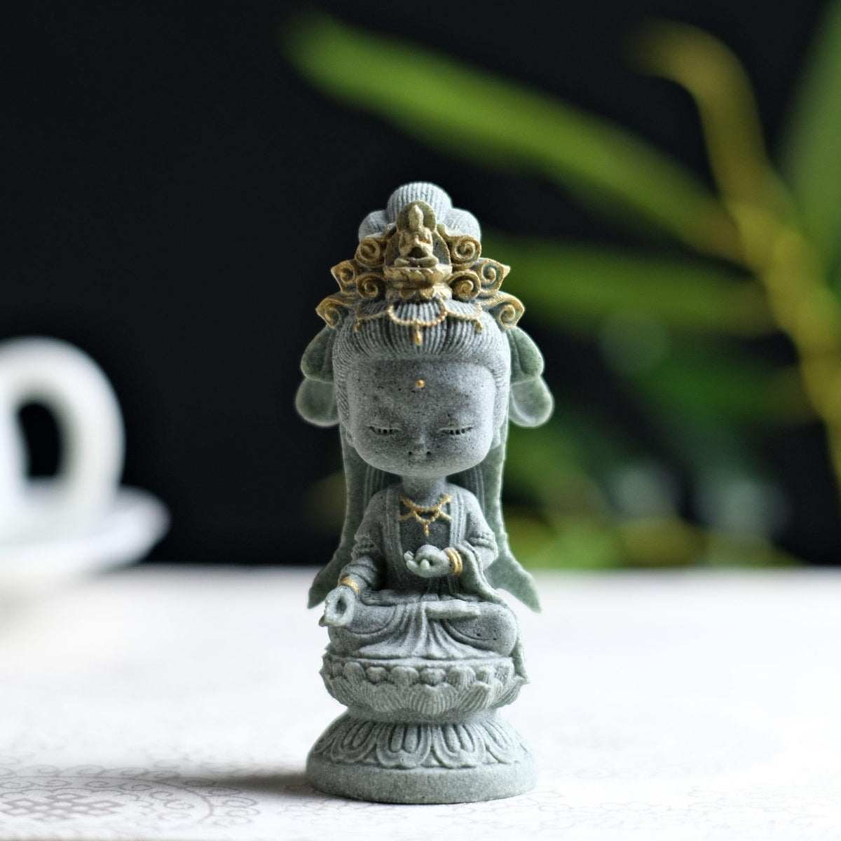 Small Guanyin Buddha Statue Quanyin Figurine Sandstone Decorative for Fish Tank Aquarium Decor (Gold)