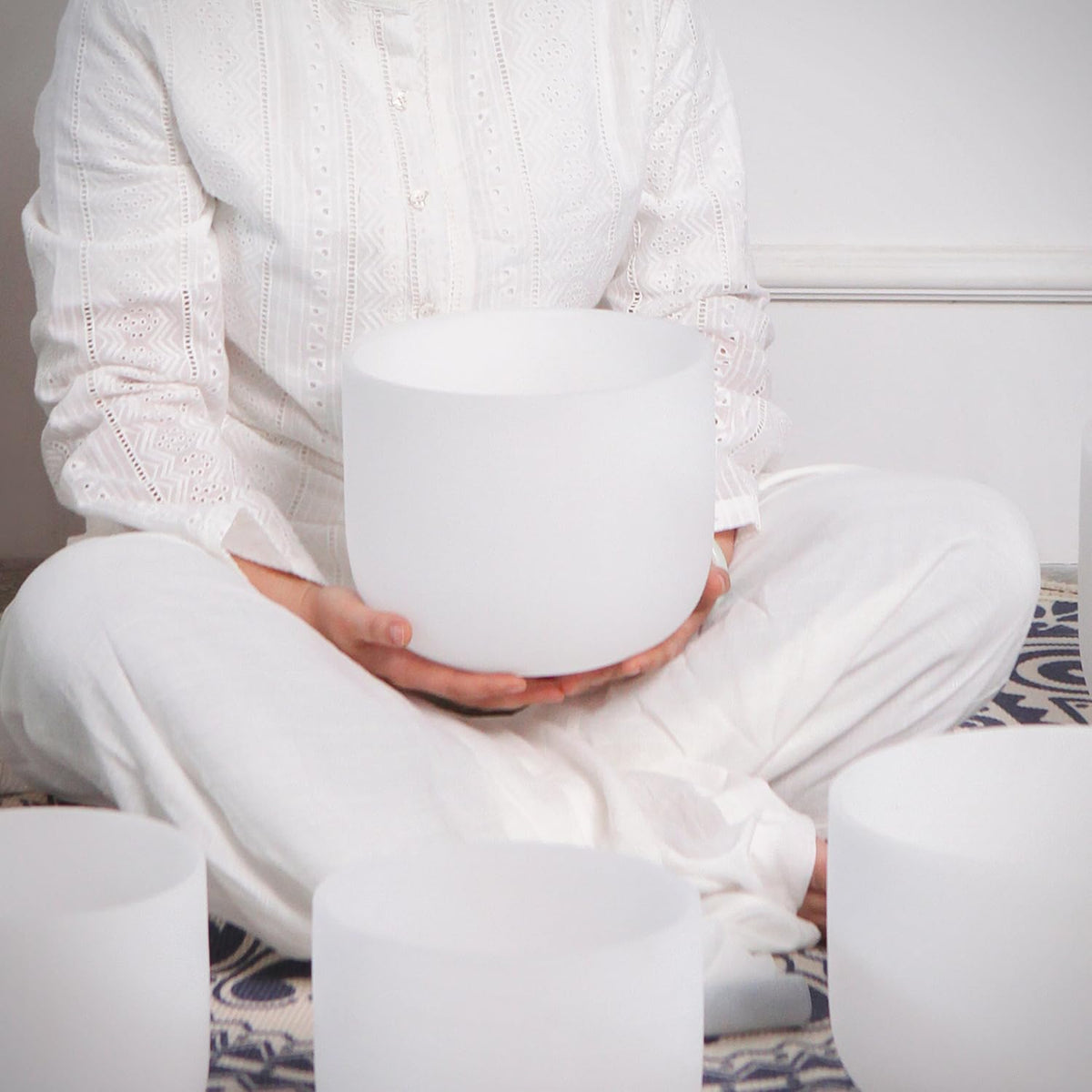 432hz 8 Inch G Note Throat Chakra Singing Bowl for Yoga Meditation Therapy (G 432HZ White / 8 Inch)