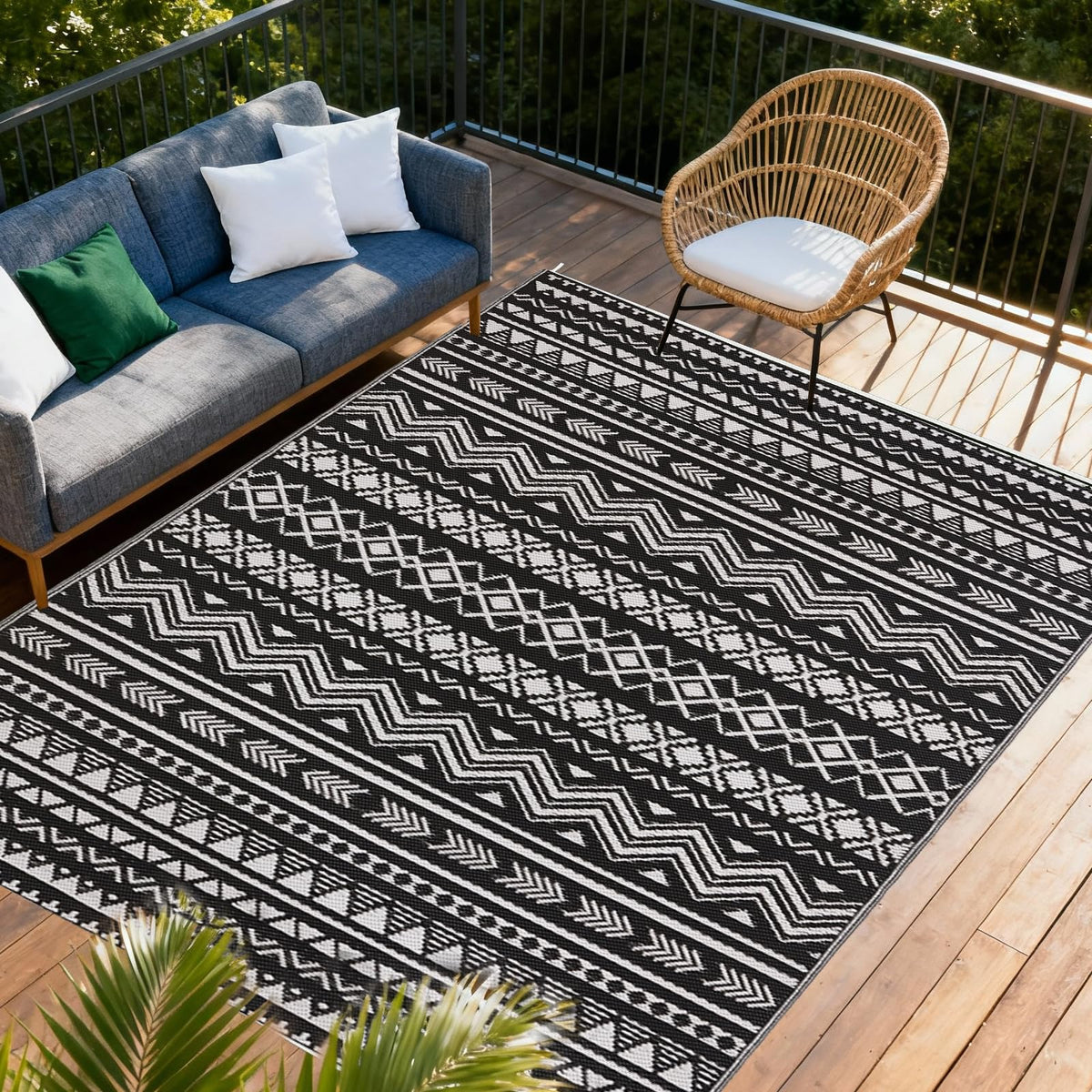 Black and White Vertical Stripe Outdoor Rug 4x6 ft Waterproof Mat (Black & White / 4x6 Feet)