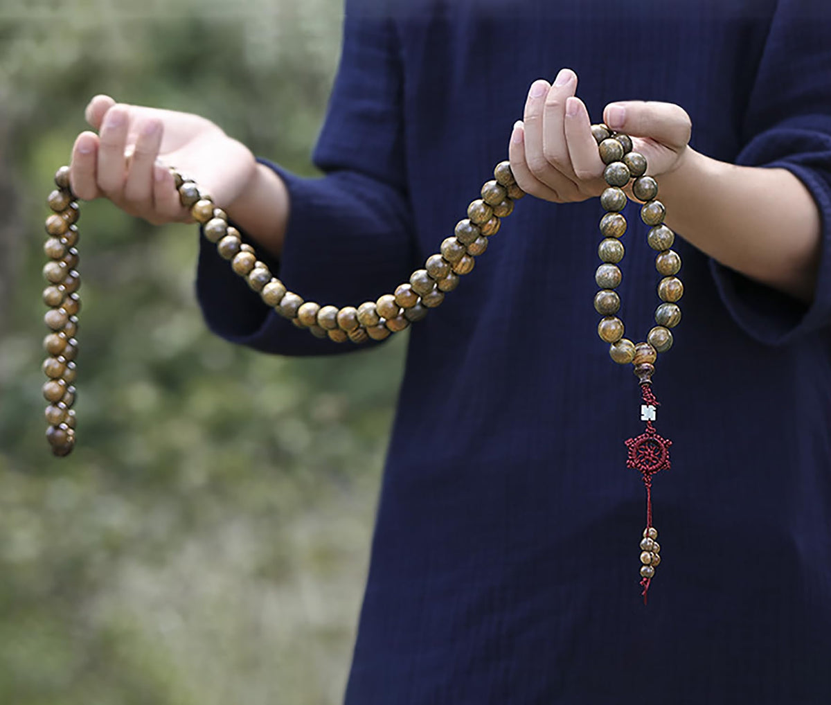 10mm Natural Green Sandalwood 108 Mala Beads Necklace for Men Buddhist Prayer Beads Bracelet with Dharmacakra (10mm Beads)