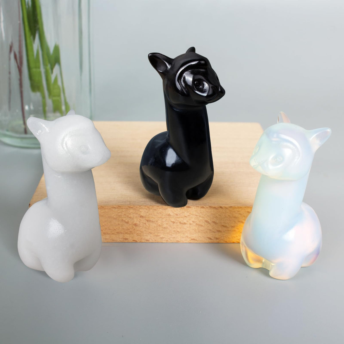 2.1 inch Hand Carved Natural Black Obsidian Alpaca Statue Sparkling Desk Charm for Kitchen Serenity Zen Office Guardian Stress Relief Companions Statue Crystal Home Decor (Obsidian Alpaca)